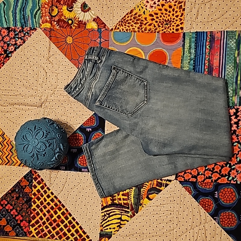 KAARI blue petite straight crop size 10P... painted flowers on left leg-so nice!